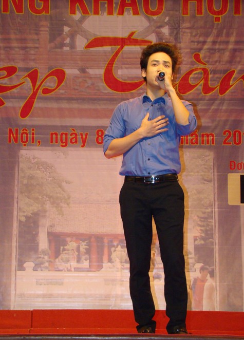 Ngoài vai trò người cầm cân nảy mực, ca sĩ Duy Khoa đã đem đến cuộc thi khúc hát sâu lắng về tình thầy trò "Người thầy"